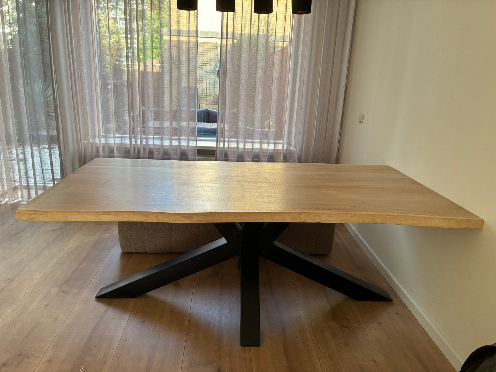Eetttafel eiken blad met zwart metalen onderstel spinpoot, Eikenhout, 200 cm of meer, Zo goed als nieuw, Vijf personen of meer
