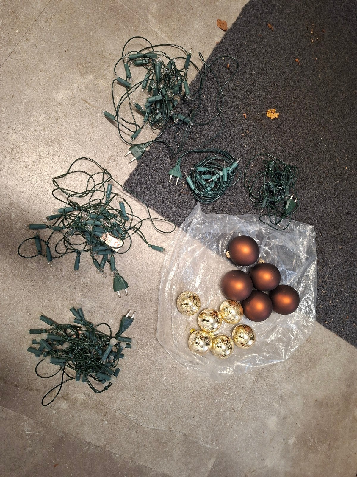 10 kunststof kerstballen en 5 strengen verlichting, Ophalen of Verzenden, Zo goed als nieuw