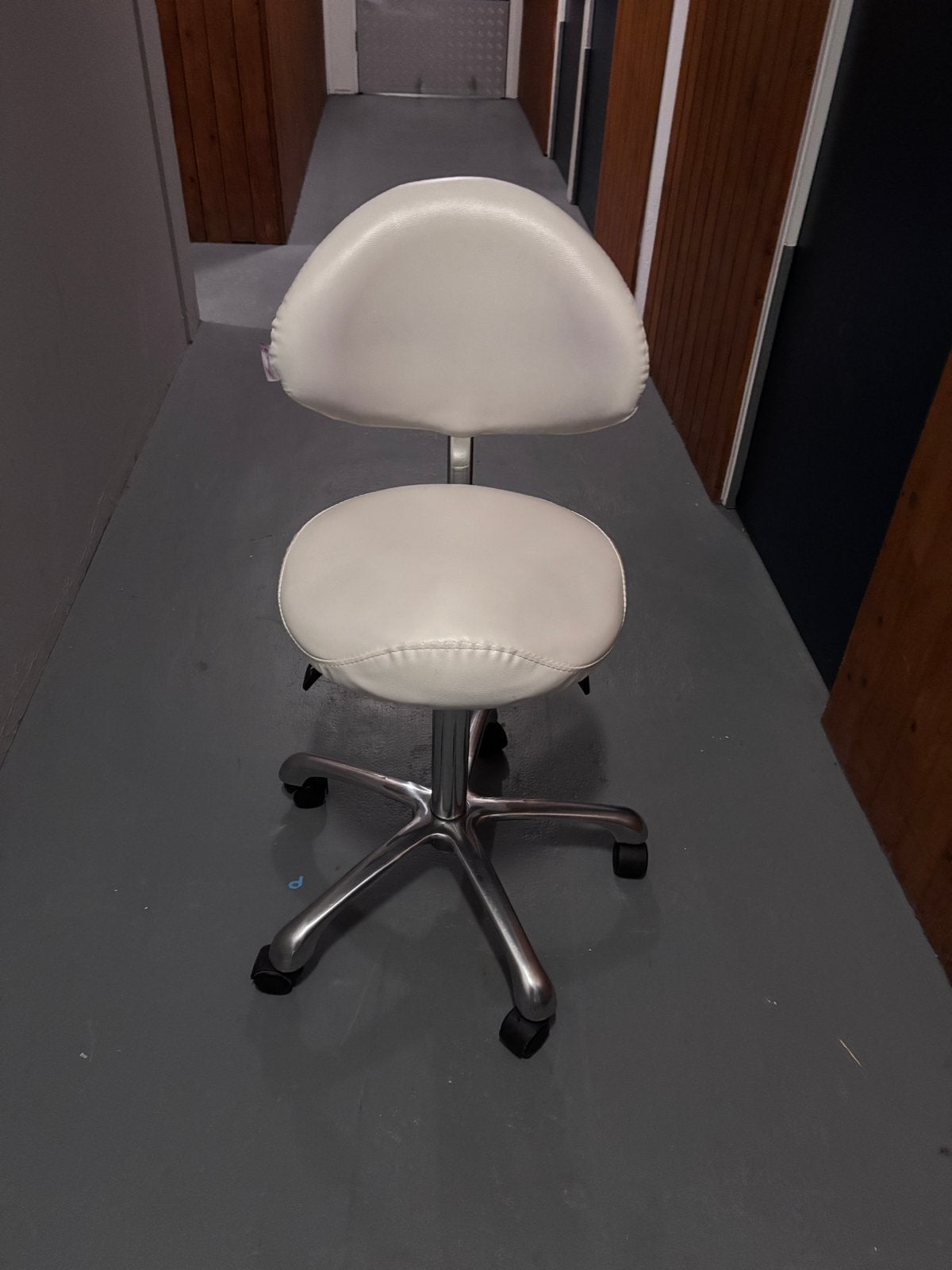 Comfortabele werkstoel voor pedicure/nagelstylist, Ophalen, Gebruikt, Wit