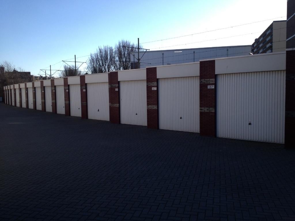 TE HUUR Garagebox; Doornstraat te Den Haag (Scheveningen), Auto diversen, Autostallingen en Garages