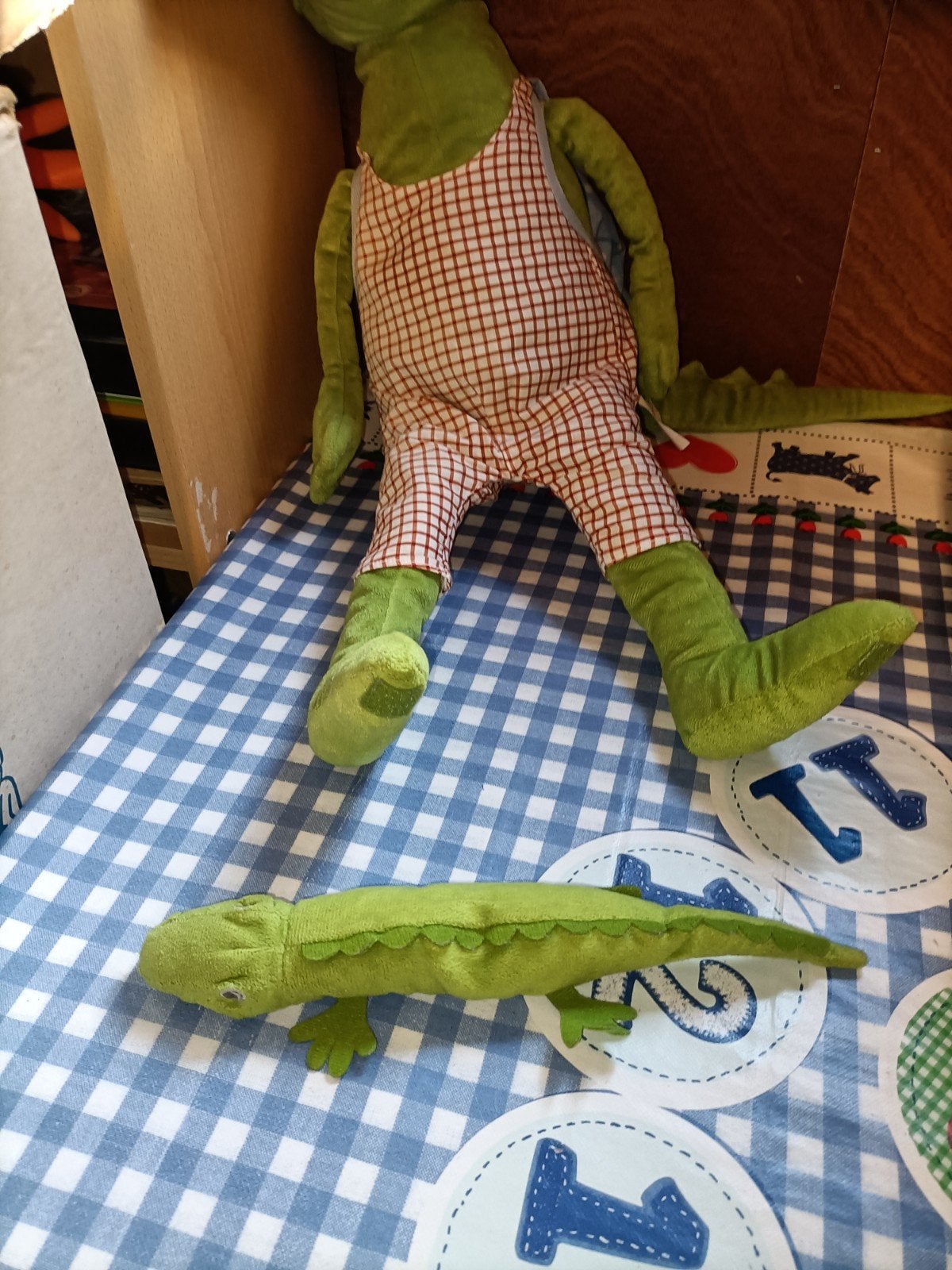Ikea krokodil knuffel met kind in rugzak Fabler 55 cm groot, Ophalen of Verzenden, Zo goed als nieuw, Overige typen
