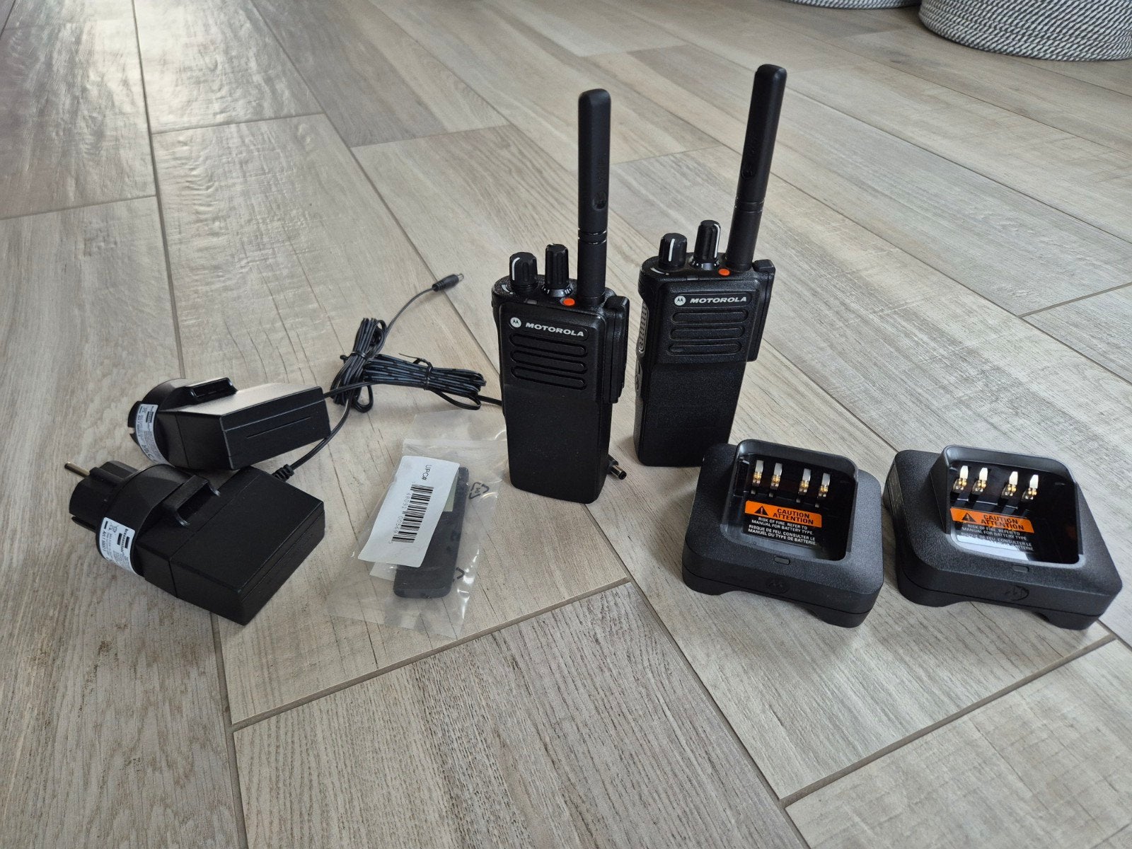 Motorola DP4400e Portofoons (2 stuks) met laders, Ophalen of Verzenden, Zo goed als nieuw, 5 tot 15 km, Portofoon of Walkie-talkie