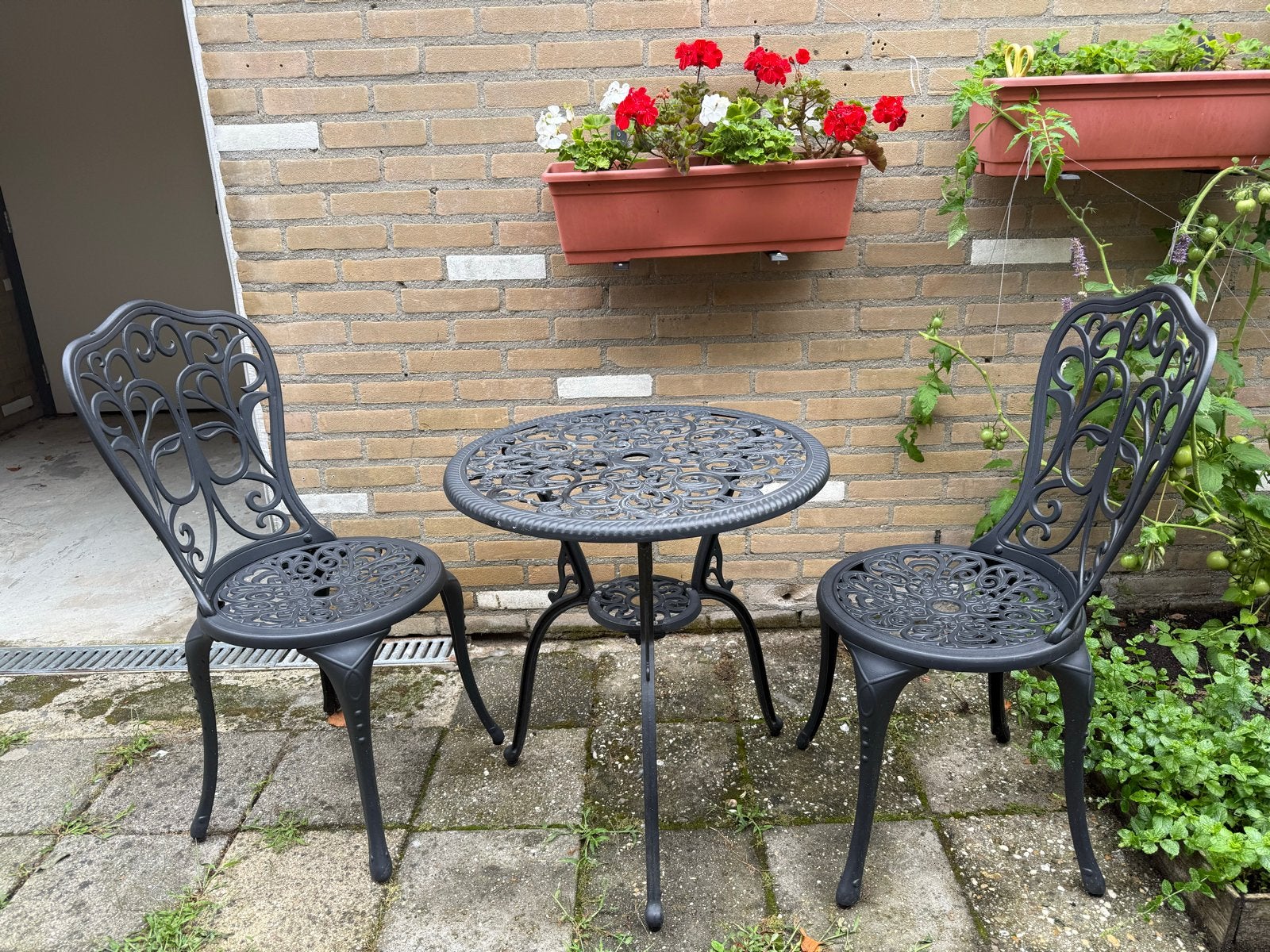 Zwart metalen bistro set - 2 stoelen en tafel, Overige materialen, Eettafel, Zo goed als nieuw, Tuinset