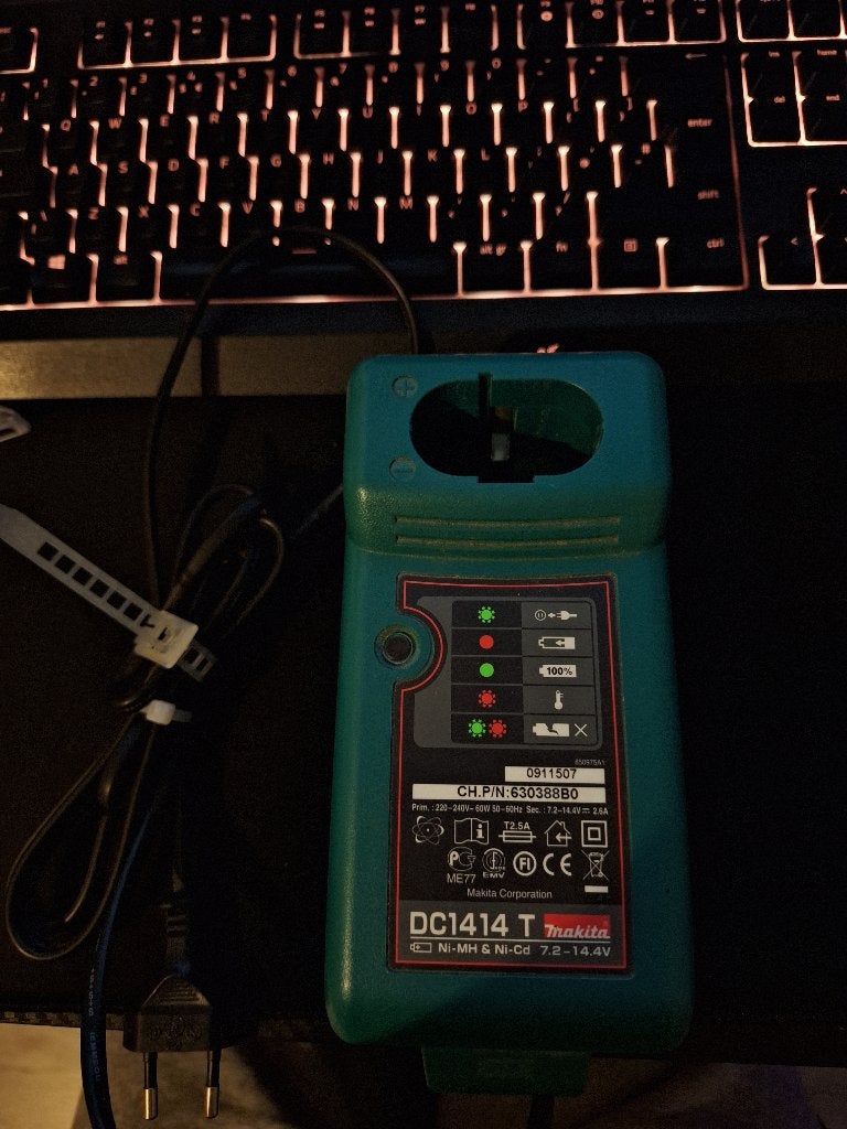 Makita DC1414 T Accu oplader, Doe-het-zelf en Verbouw, Gereedschap | Boormachines, Verzenden, Gebruikt, Minder dan 400 watt, Boor- en Schroefmachine