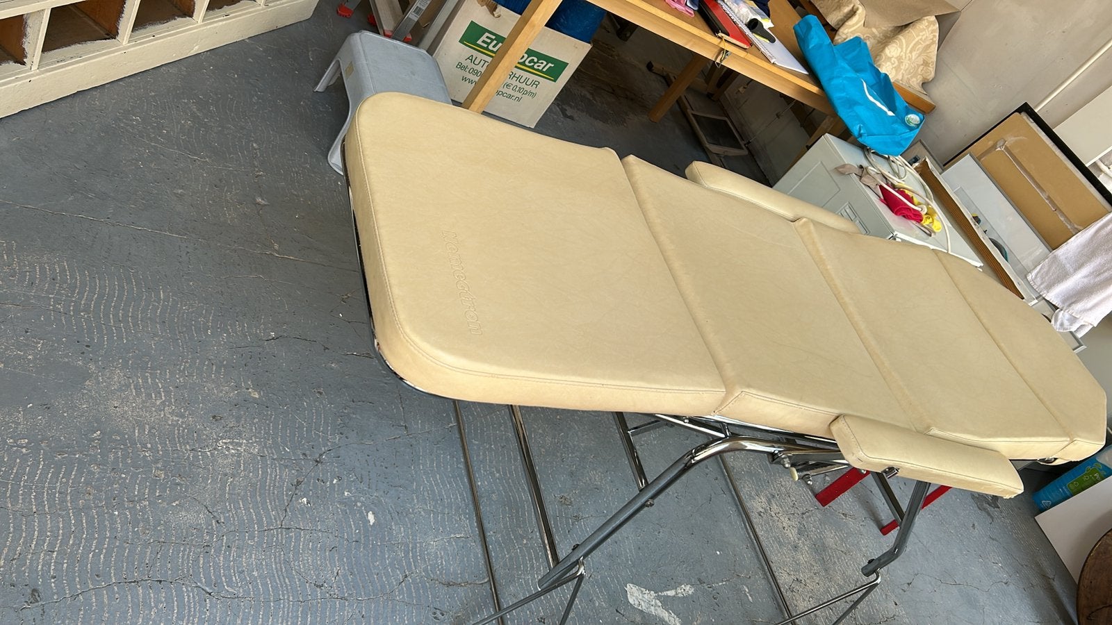 Behandelstoel crèmekleurig Nemectron, Ophalen, Gebruikt, Massagetafel