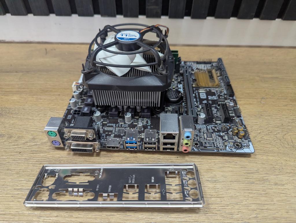 ASUS H110M-A Moederbord Intel i5-7600 CPU 16GB RA, Computers en Software, Moederborden, LGA 1151, DDR4, Ophalen of Verzenden, Zo goed als nieuw