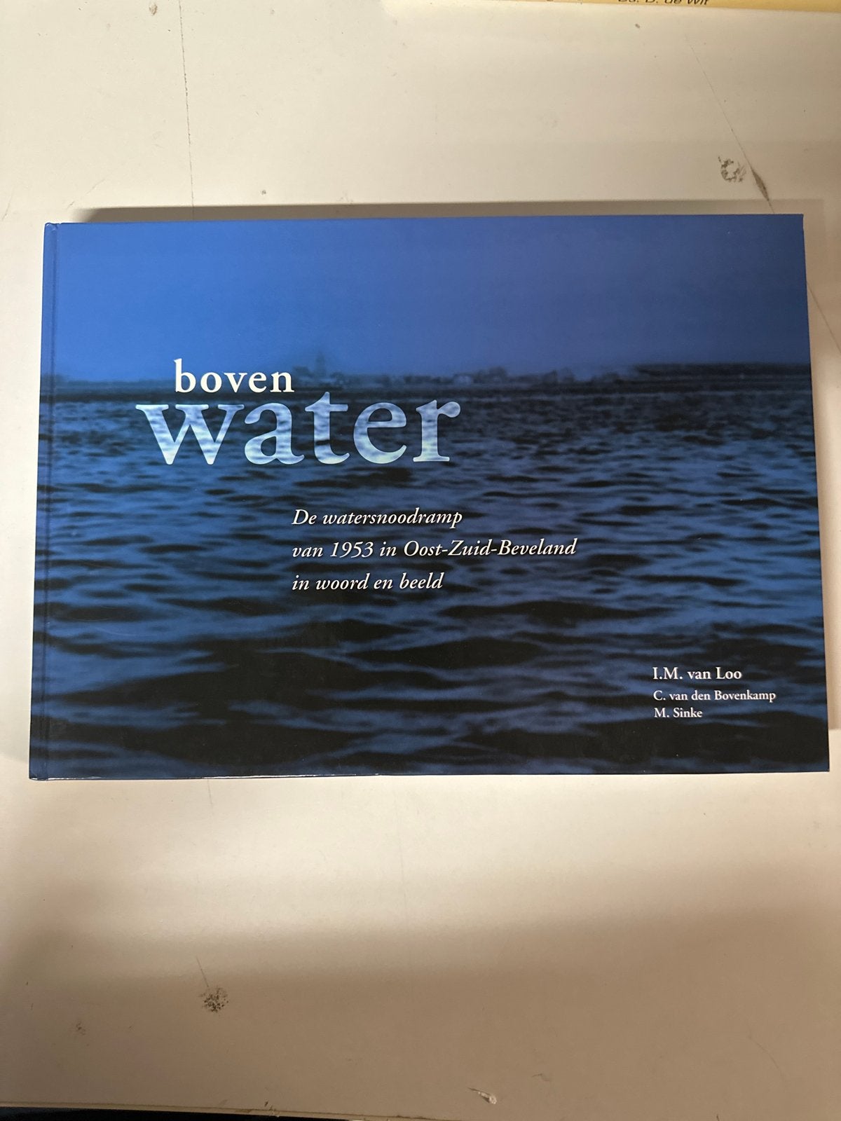 Boven water: Watersnoodramp 1953 Oost-Zuid-Beveland, Ophalen of Verzenden, 20e eeuw of later, Zo goed als nieuw