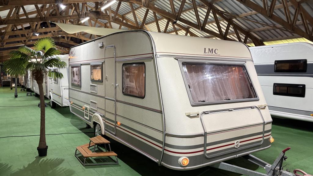 LMC Luxus Design 490 TK Voortent/Stapelbed, Dwarsbed, Ringverwarming, 4 tot 5 meter, 1000 - 1250 kg