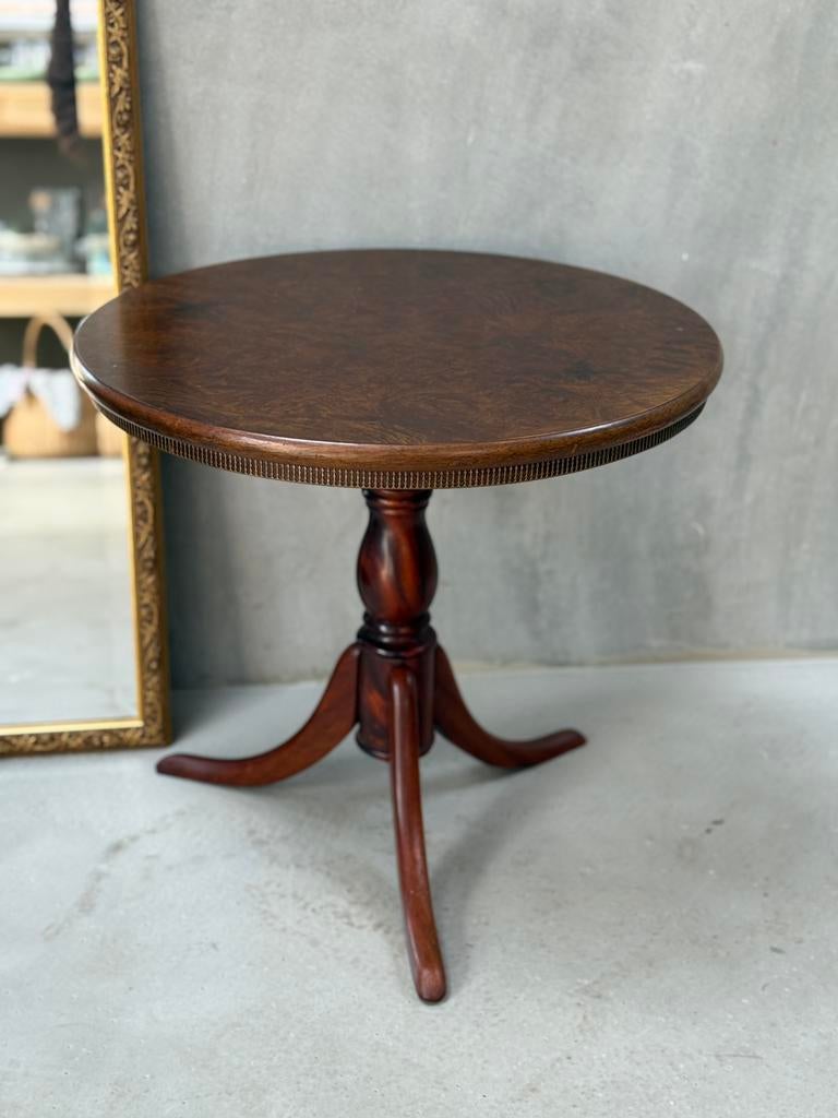 Ronde bijzettafel met sierlijke messing rand, Ophalen of Verzenden