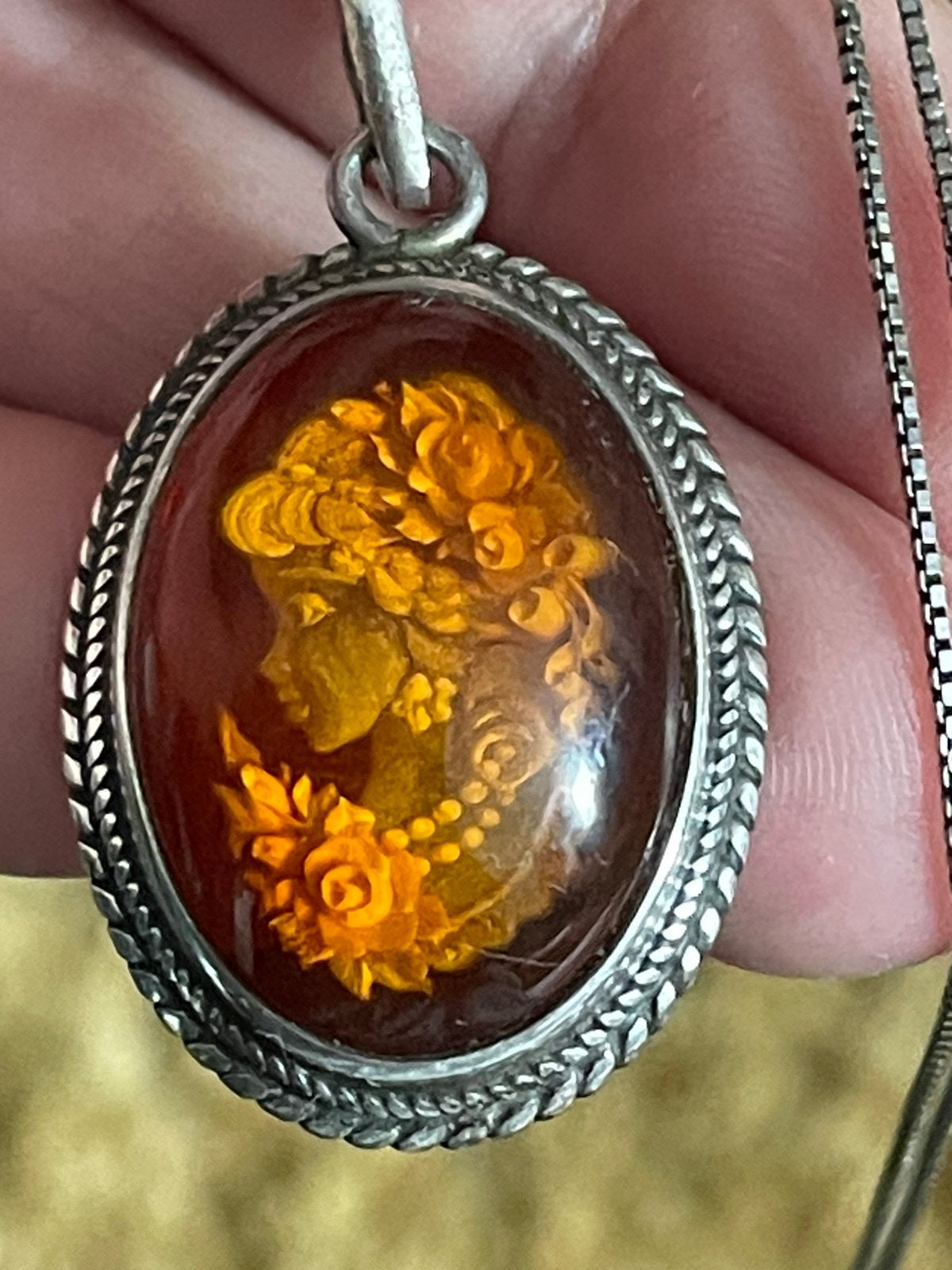 Prachtig zilveren collier met uitgesneden barnsteen hanger, Sieraden, Tassen en Uiterlijk, Antieke sieraden, Ophalen of Verzenden