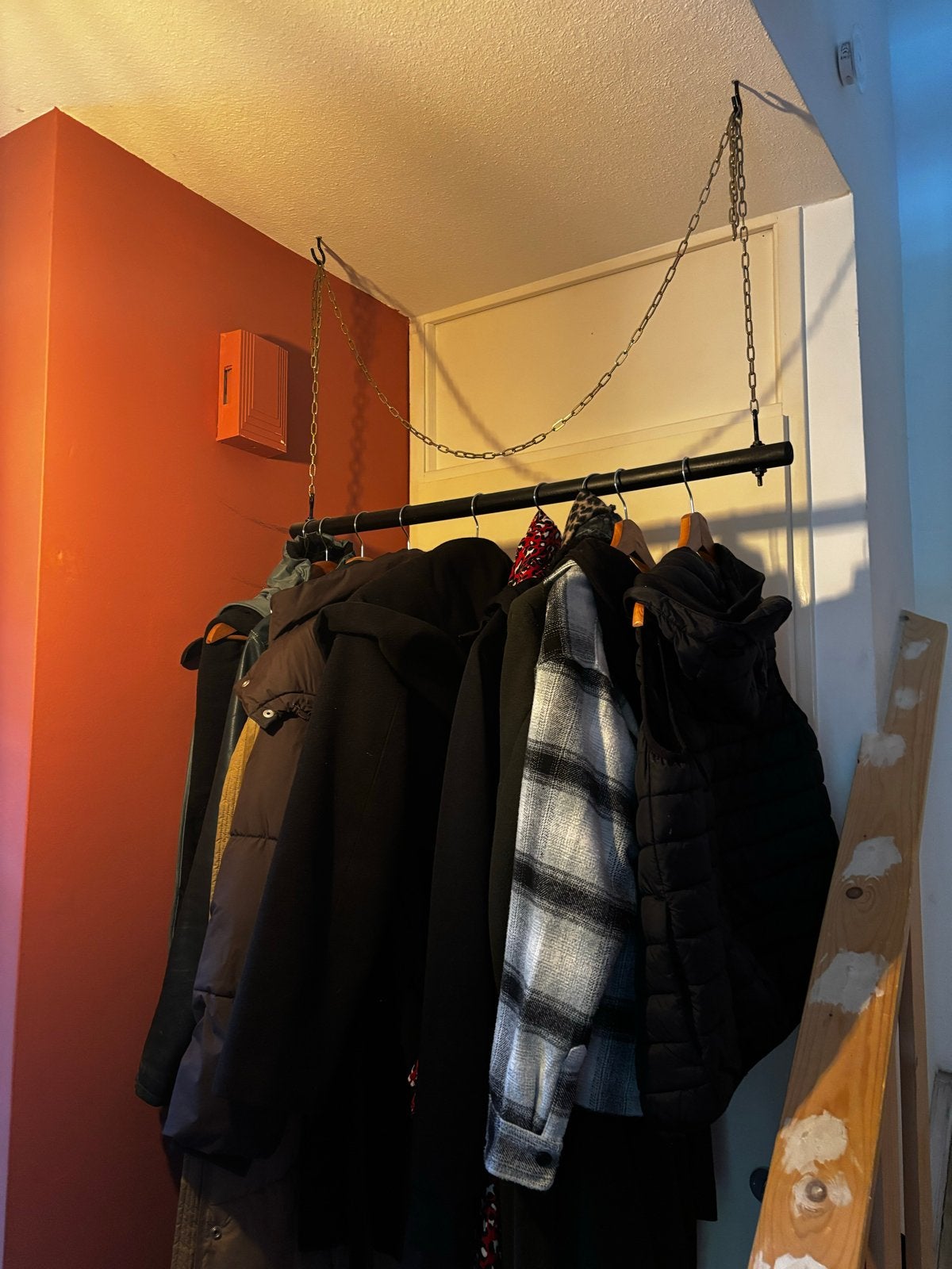 Plafond kapstok met hangers - Zwart hout met gouden ketting, Huis en Inrichting, Woonaccessoires | Kapstokken, Ophalen, Gebruikt