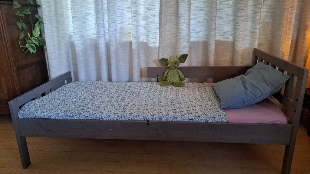 Zweeds kinderbedje (77x166) met verplaatsbaar hekje, Ophalen, Gebruikt, IKEA, Overige typen