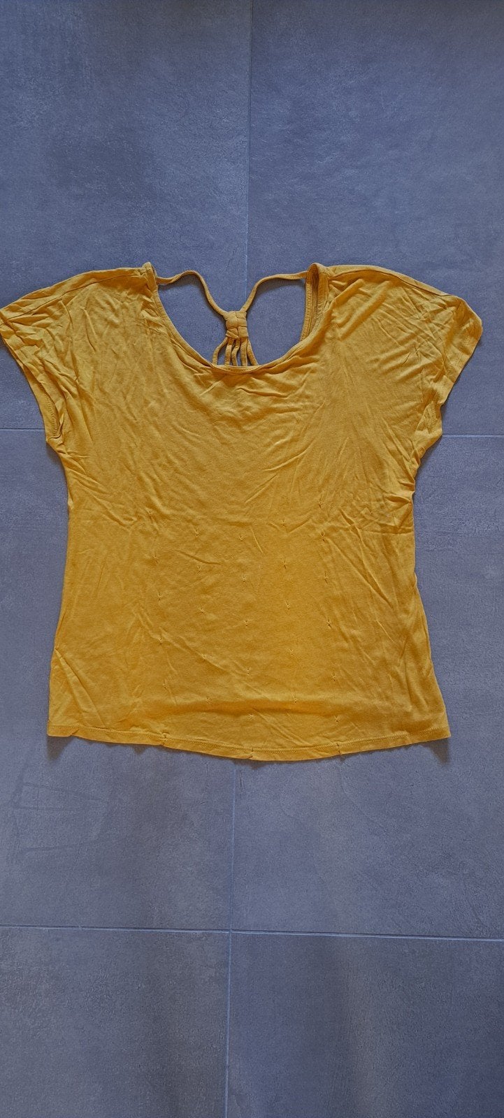 Geel T-shirt met open rug en knoopdetail, Maat 38/40 (M), Geel, Ophalen of Verzenden, Onbekend