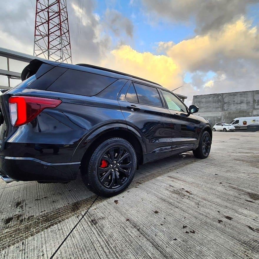 ALL Black Ford Explorer + GRATIS sportuitlaat, Auto's, Automaat, 495 pk, Explorer, Zwart