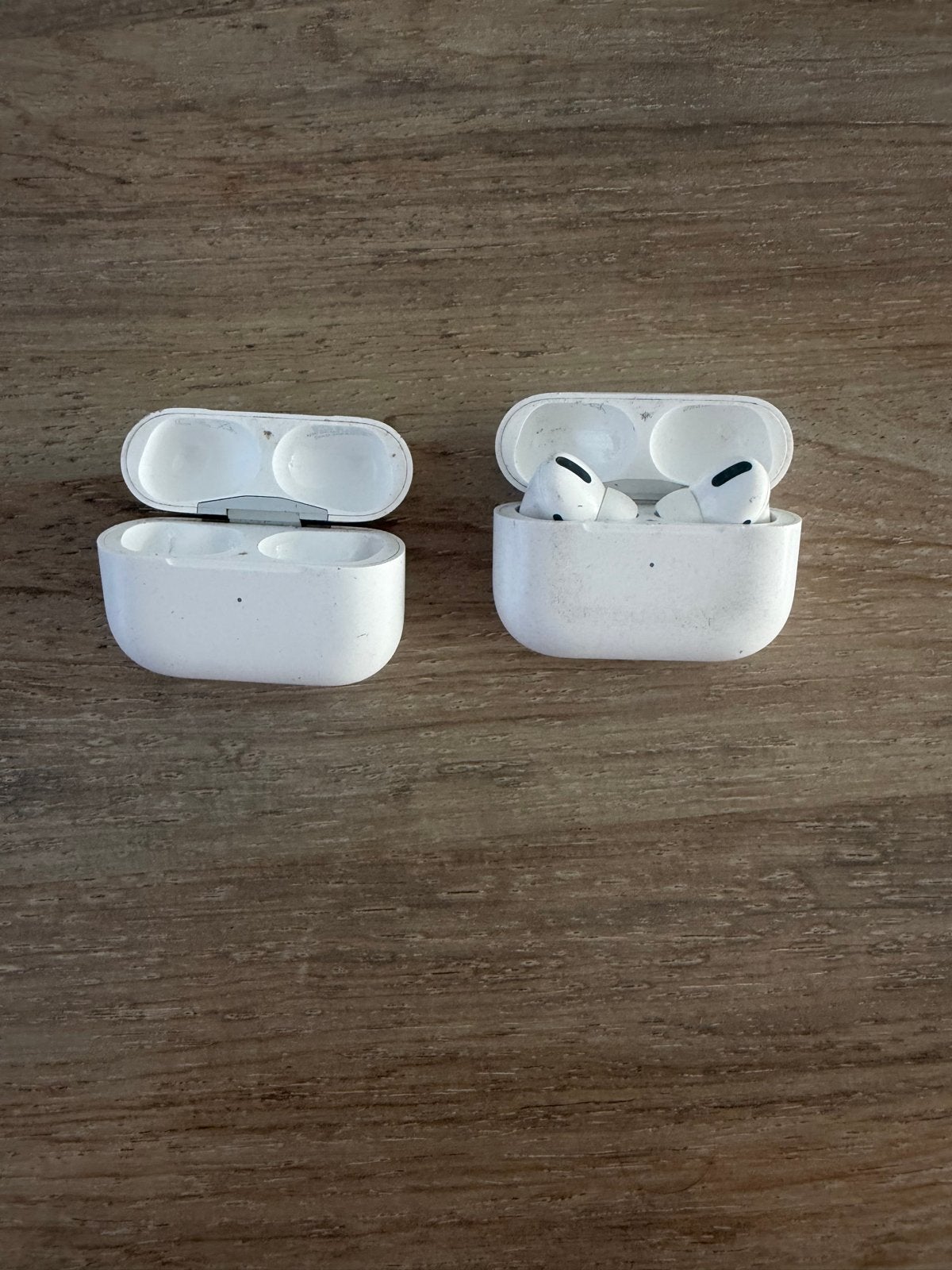AirPods Pro - Links oortje en cases werkt (rechts defect), Gebruikt, In gehoorgang (in-ear), Actieve ruisonderdrukking, Ophalen of Verzenden