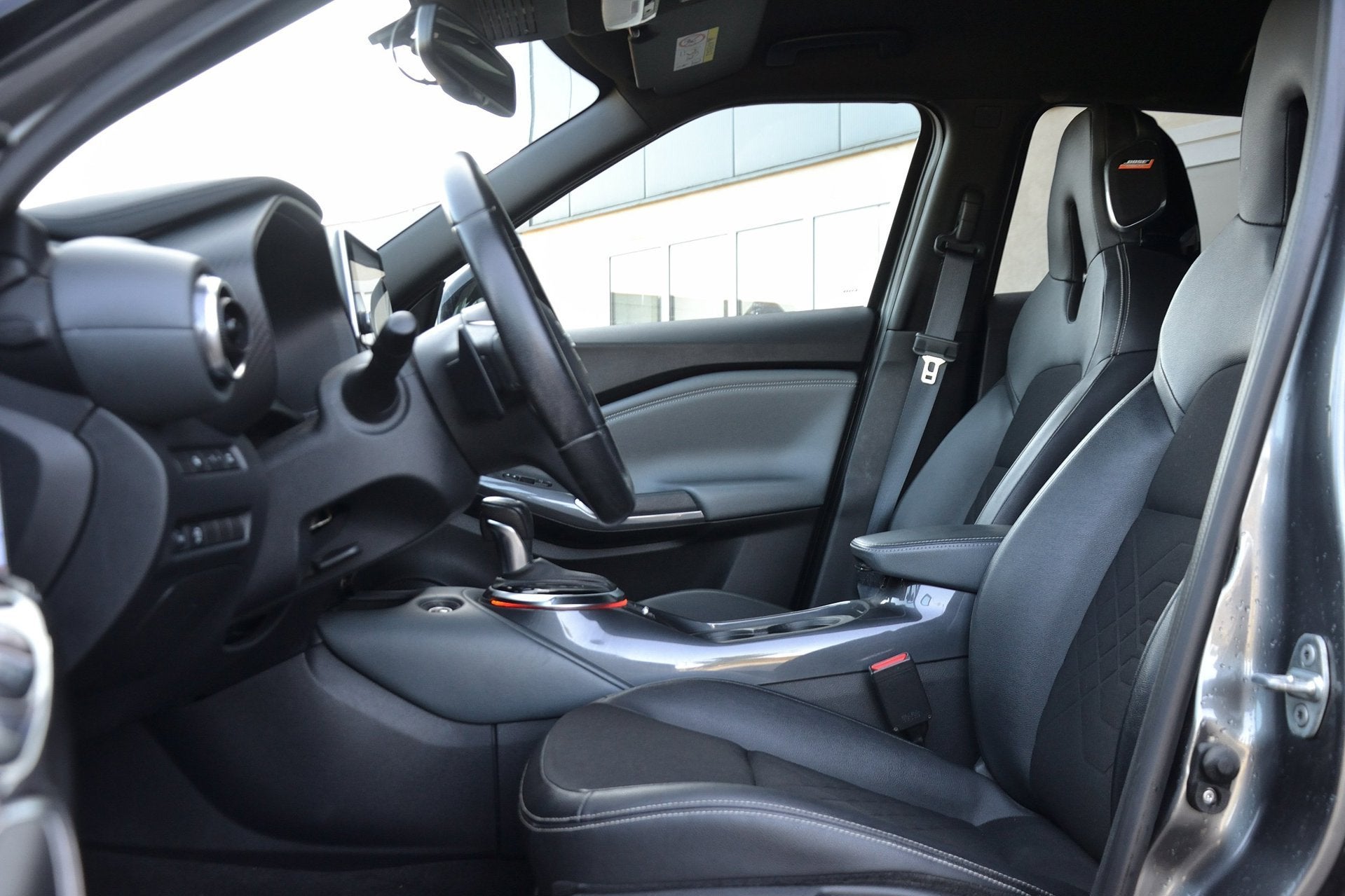 Foto 8 van Nissan Juke 1.0 DIG-T Tekna Automaat | Navigatie | Stoelverw