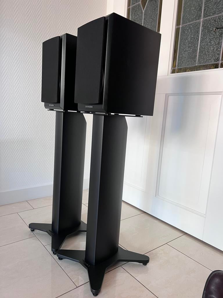 Dynaudio EMIT  M10  kleur is zwart (exclusief stand !!), Zo goed als nieuw, 120 watt of meer, Front, Rear of Stereo speakers, Ophalen