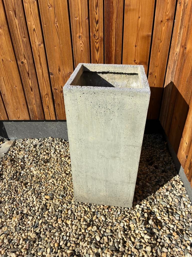 vierkante plantenbak 60 cm. hoog 28cm. breed, Tuin en Terras, Bloembakken en Plantenbakken, Ophalen, Steen, Gebruikt, Minder dan 60 cm