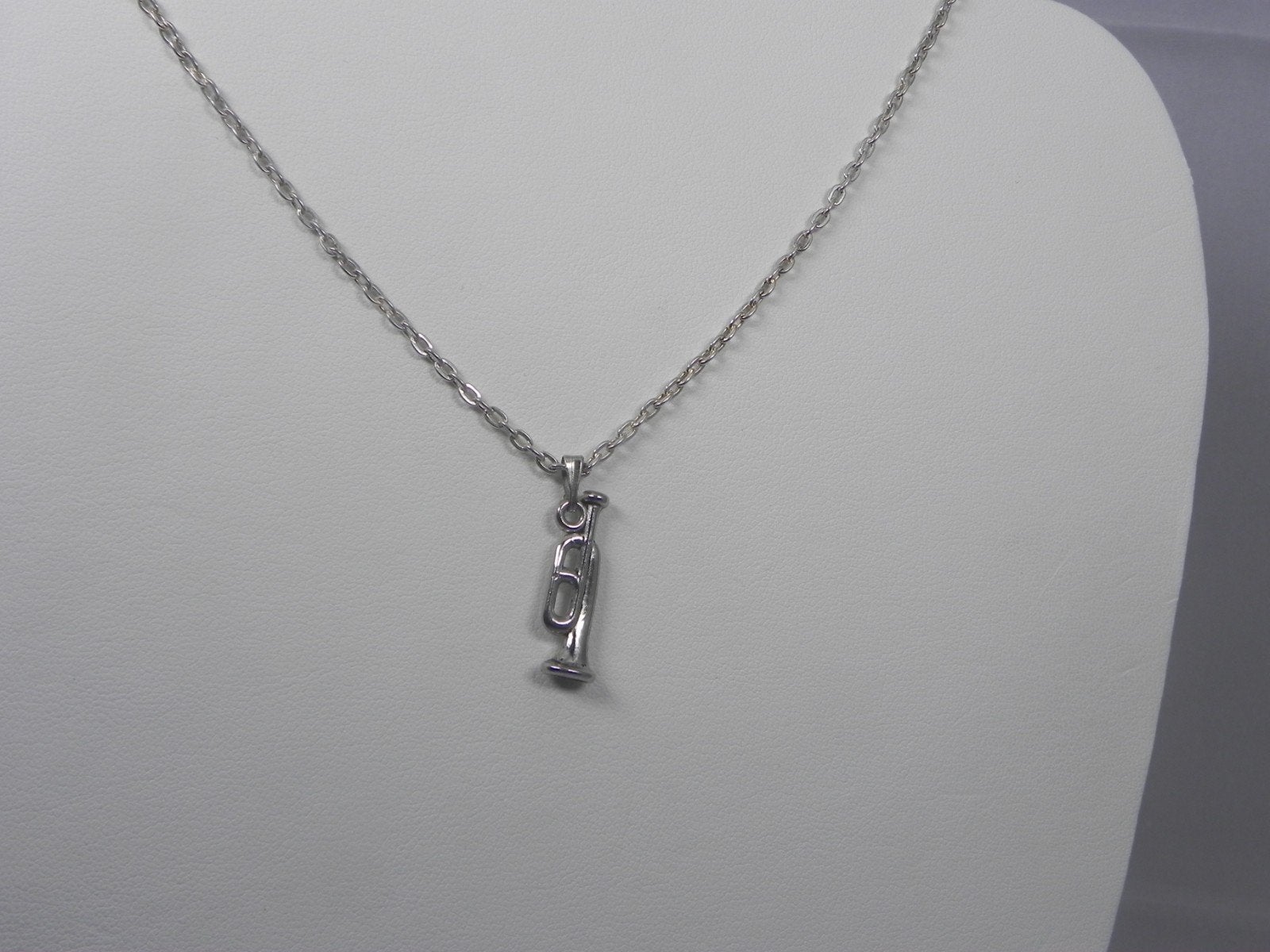 Zilverkleurige ketting met Trompet hanger - 50 cm, Sieraden, Tassen en Uiterlijk, Kettingen, Verzenden, Nieuw, Zilver, Overige materialen