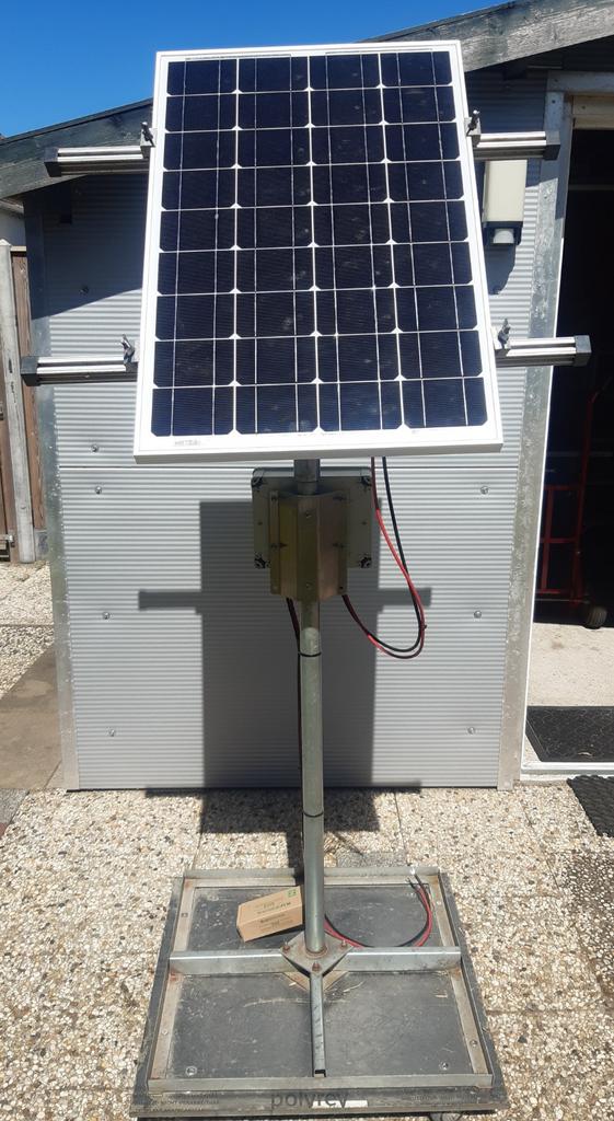 65 watt zonnepaneel op draaibare standaard met laadregelaar, Ophalen, Gebruikt
