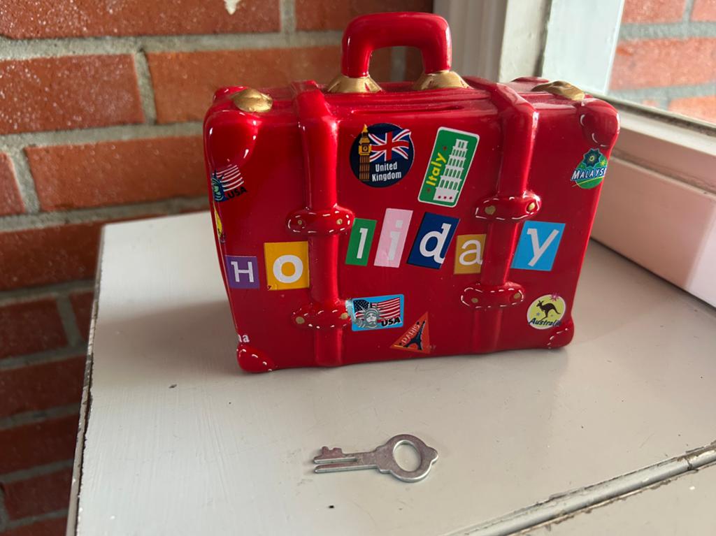 Spaarpot koffer rood met sleutel, Ophalen of Verzenden, Zo goed als nieuw, Metaal of Blik, Overige thema's