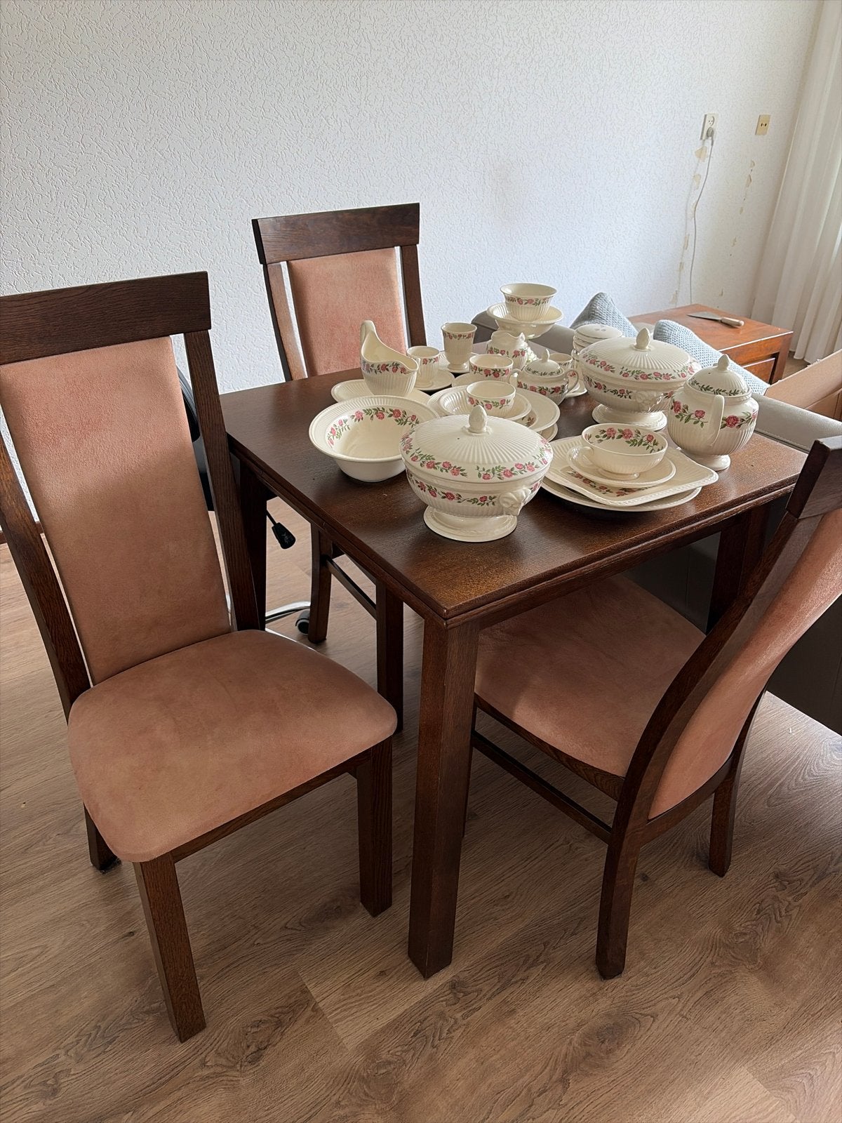 Eettafel met 3 stoelen alleen vandaag gratis op te halen, Huis en Inrichting, Tafels | Eettafels, Ophalen, Gebruikt, 50 tot 100 cm