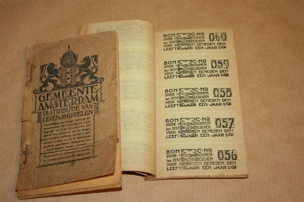 2 Distributiebonboekjes Amsterdam — WOI ca. 1917, Ophalen of Verzenden, Tweede Wereldoorlog, Gelezen, Overige onderwerpen