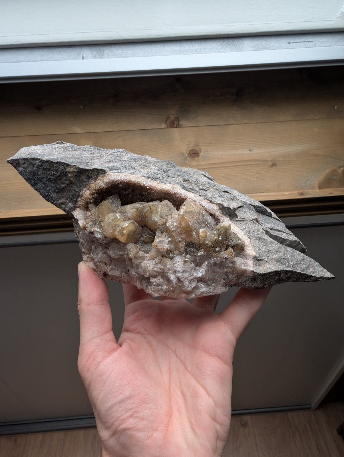 calciet op amethist uit de Juchem groeve in Duitsland, Ophalen of Verzenden, Mineraal