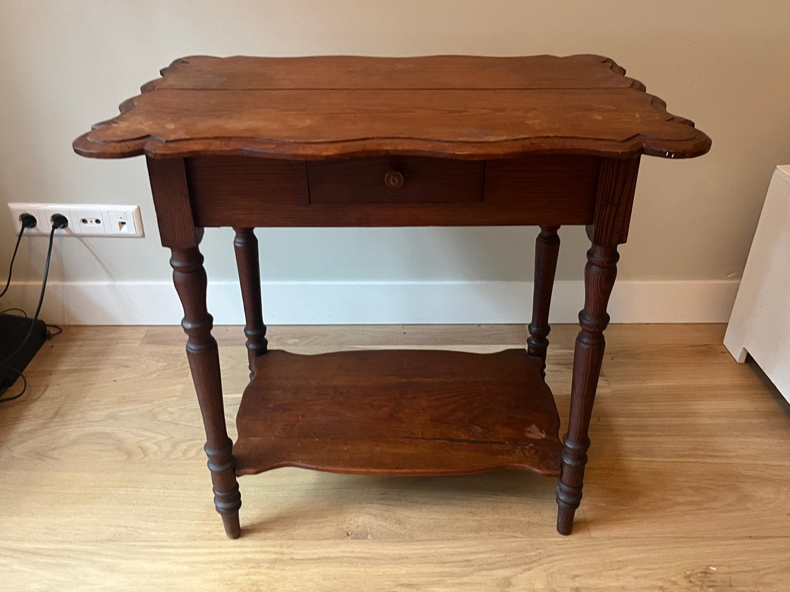 Antieke houten bijzettafel met lade en plank, Ophalen