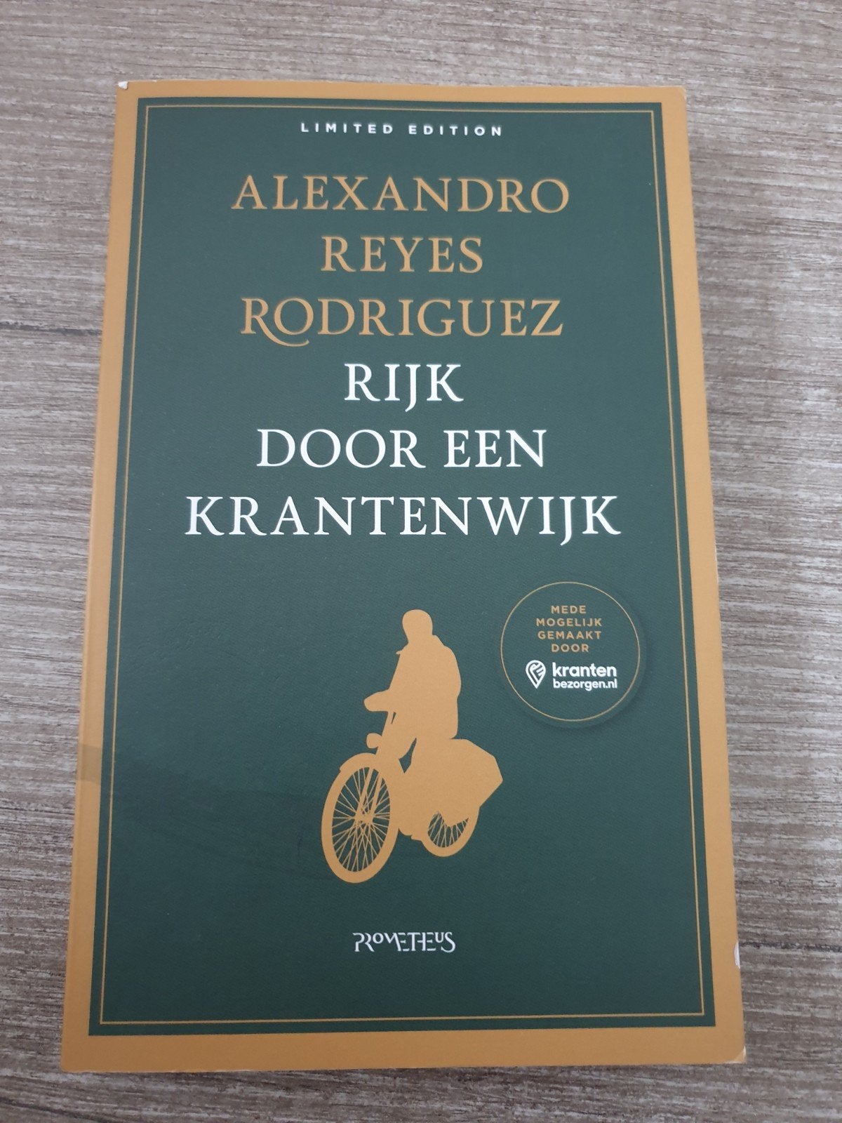 Rijk door een krantenwijk alexandro reyes Rodriguez, Ophalen of Verzenden, Gelezen