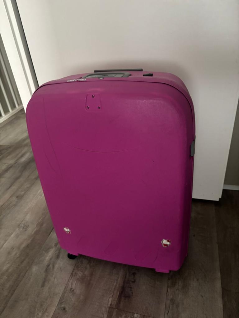 Grote roze reiskoffer, 1 wieltje beschadigd., Ophalen, Gebruikt, Hard kunststof, 70 cm of meer