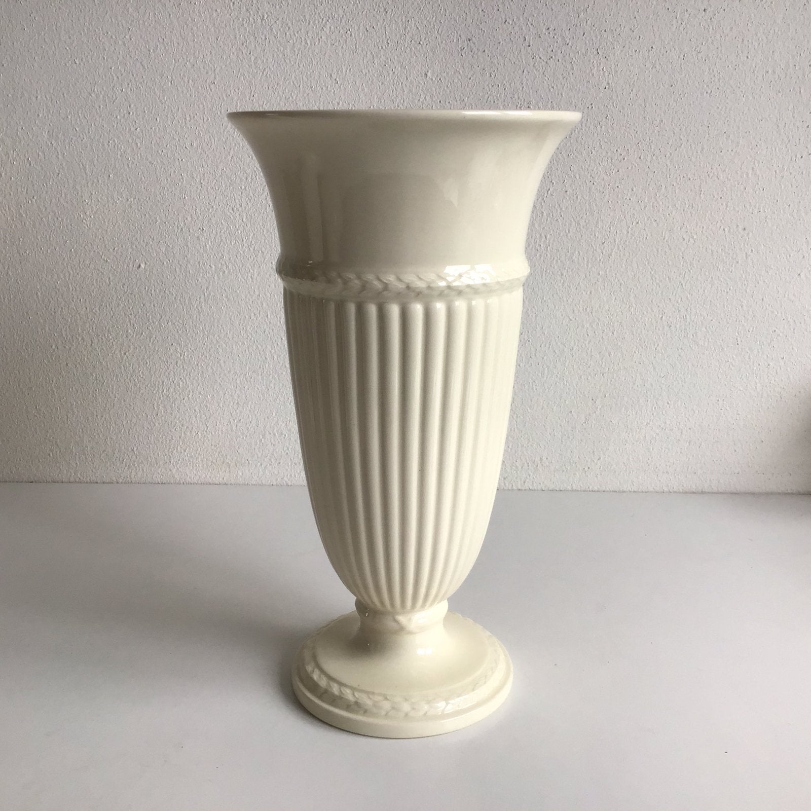 Wedgwood Edme trompetvaas 28 cm vaas - NIEUW, 28 cm, Op voet, Wit, Nieuw