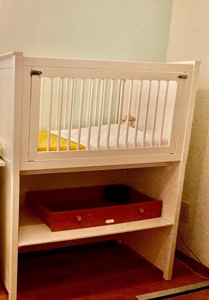 wit babyledikantje  op hoogte met matras en opbergruimte, Ophalen, Gebruikt, Ledikant