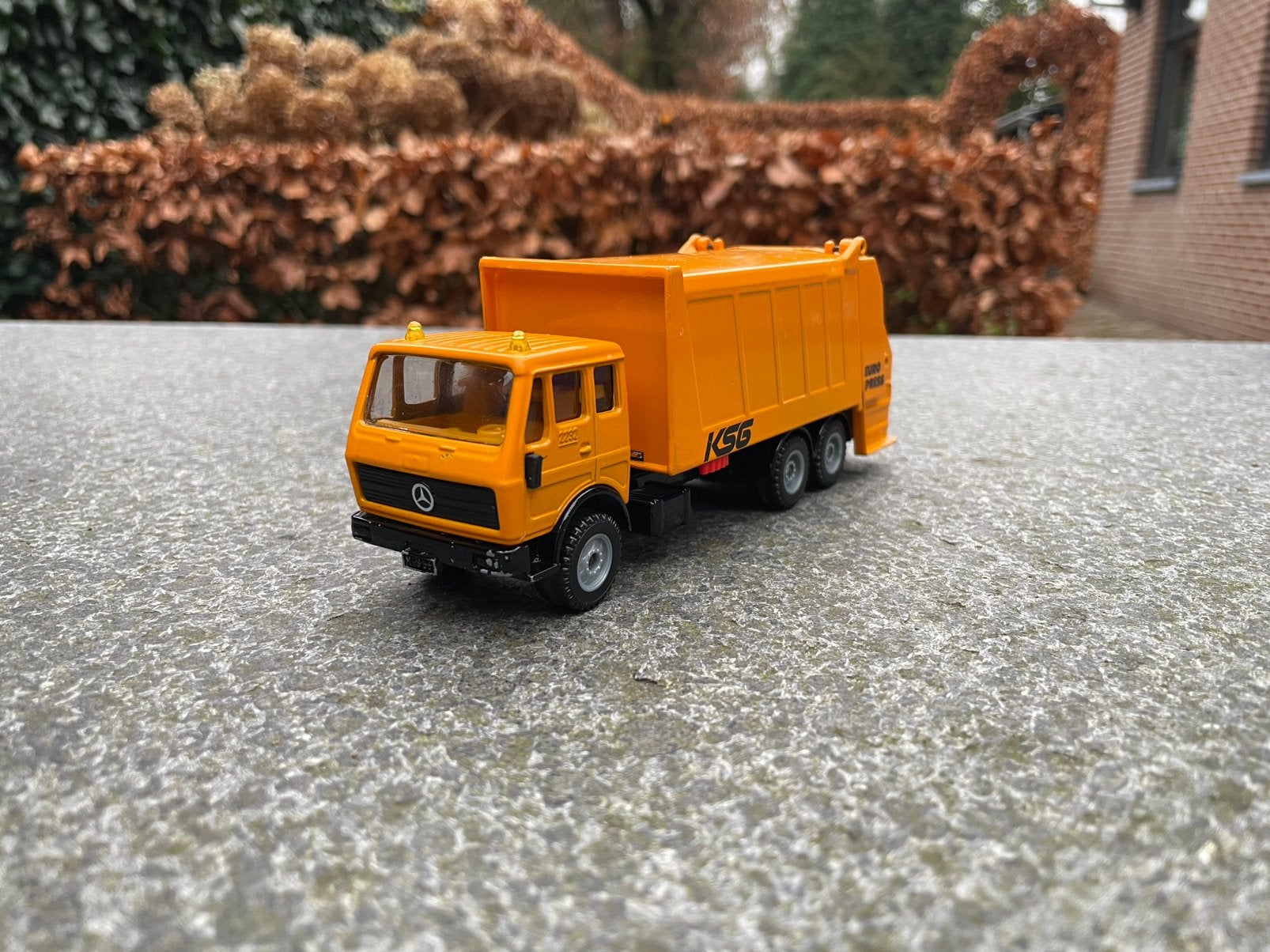 Siku 2820 - Mercedes 2232 vuilniswagen oranje, Hobby en Vrije tijd, Modelauto's | 1:50, Ophalen of Verzenden, Gebruikt, Bus of Vrachtwagen