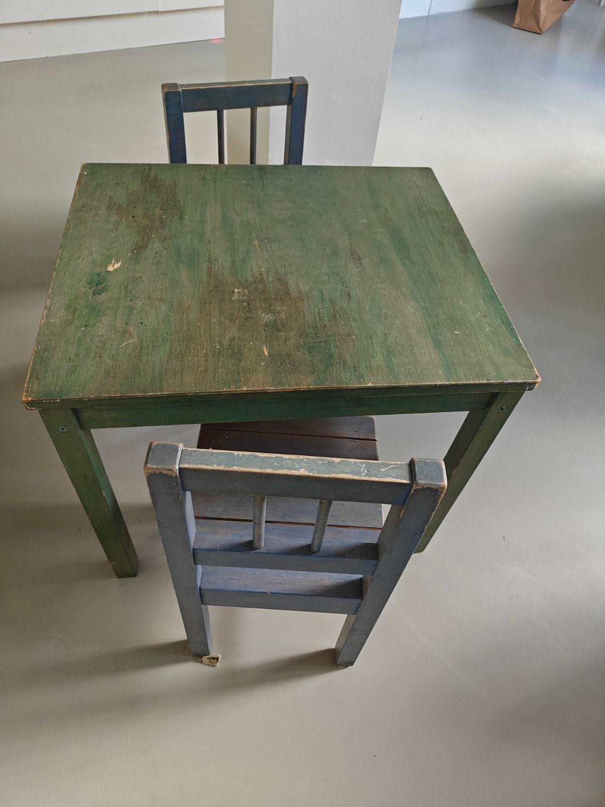Houten kindertafel met twee stoeltjes, Ophalen, Gebruikt, Tafel(s) en Stoel(en)