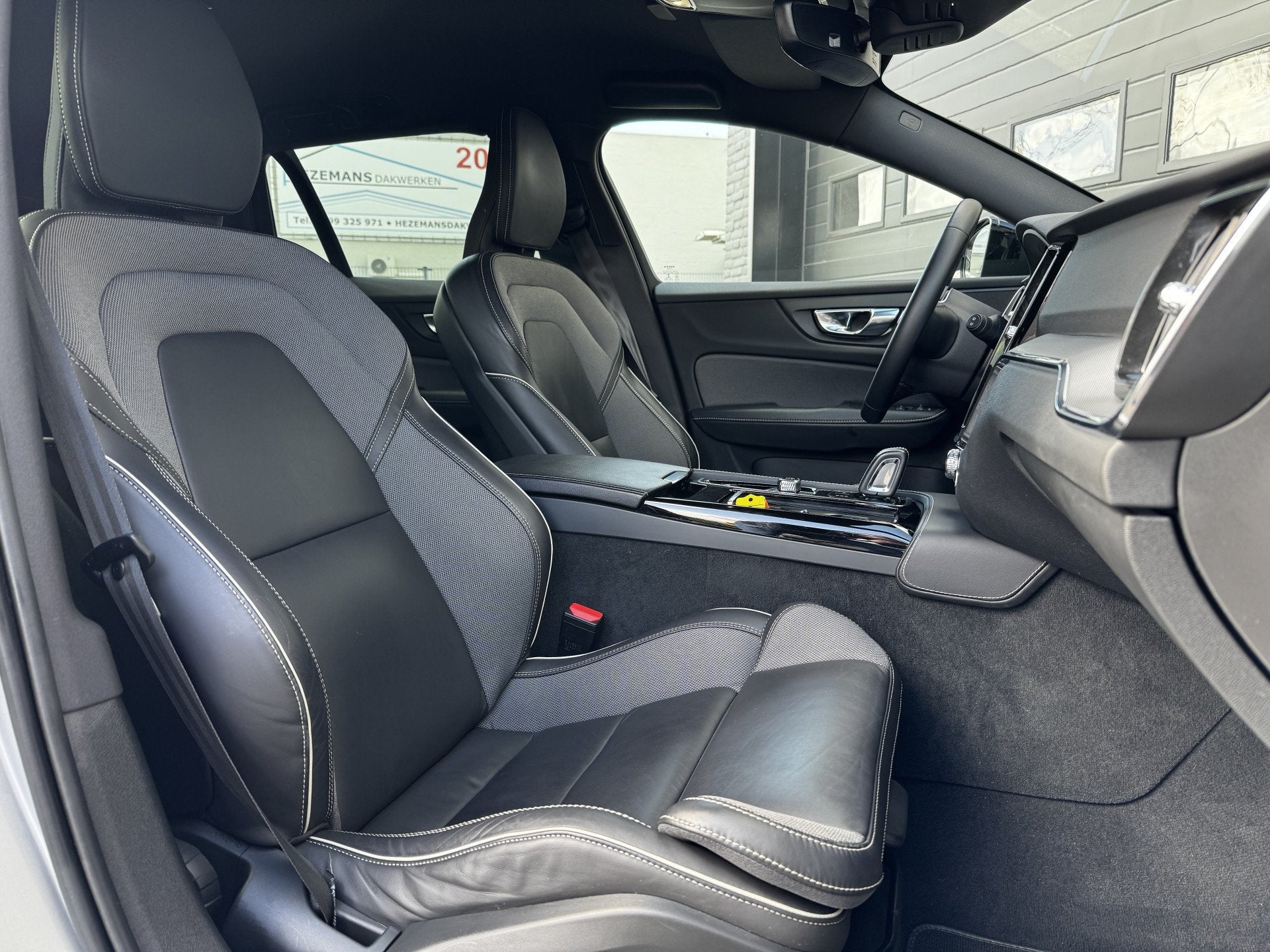 Volvo V60 2.0 T6 Recharge 340PK AWD R-Design | Camera | Memo, Auto's, Volvo, Automaat, Gebruikt, 4 cilinders, Leder en Stof