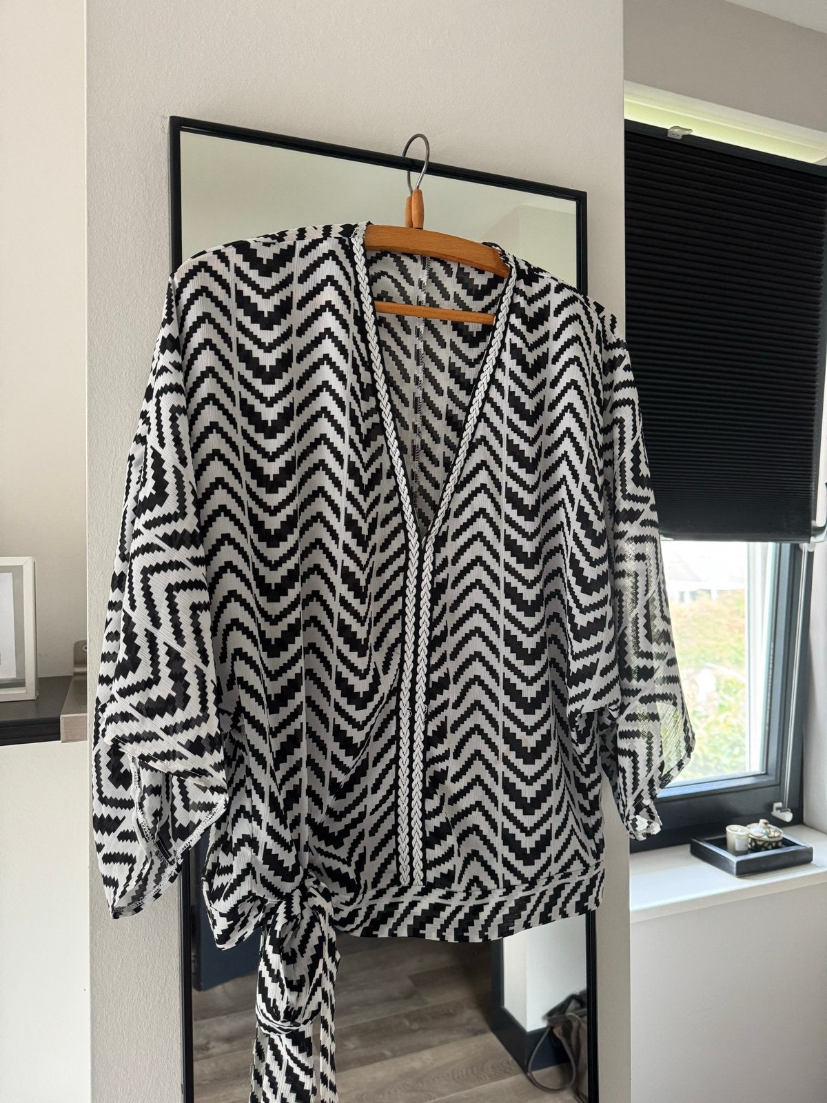 Unika Paris blouse zwart-wit zigzagpatroon, Ophalen of Verzenden, Zo goed als nieuw, Maat 38/40 (M), Zwart