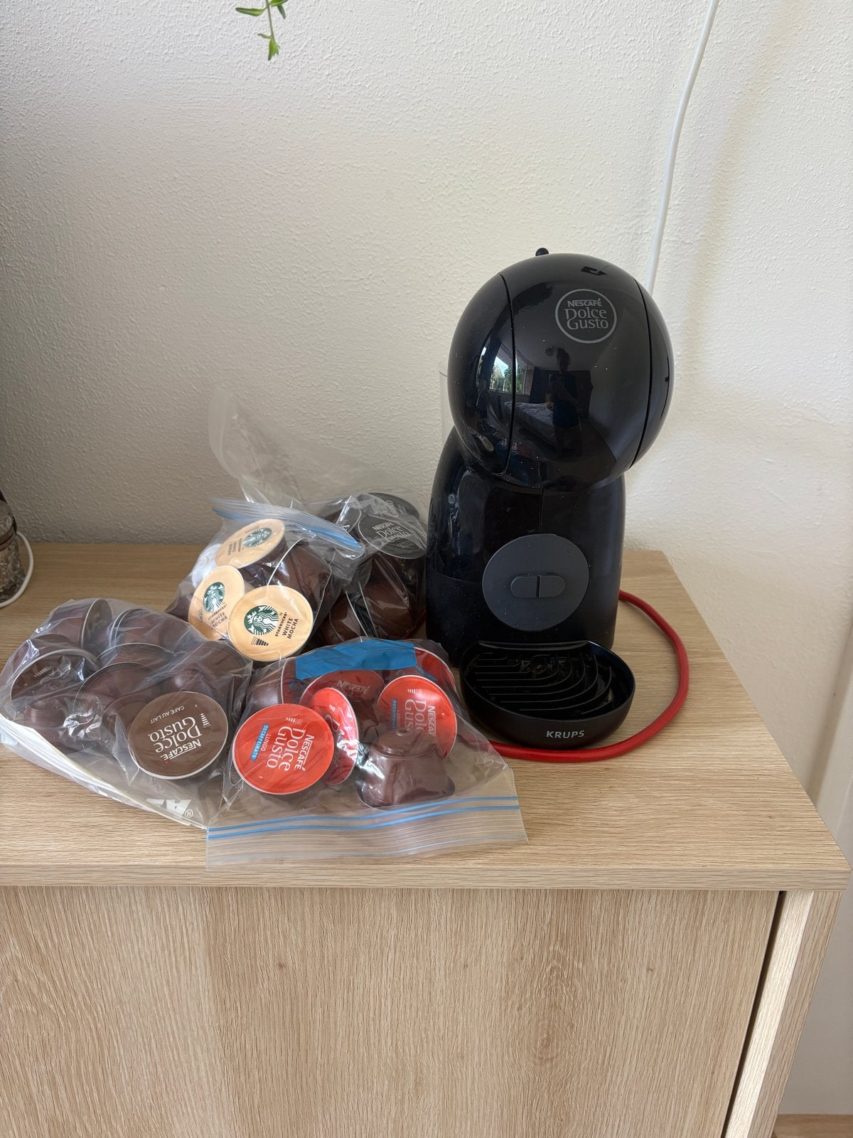 Nescafé Dolce Gusto koffiezetapparaat met veel cups, Koffiepads en cups, Koffiemachine, Ophalen of Verzenden, Zo goed als nieuw