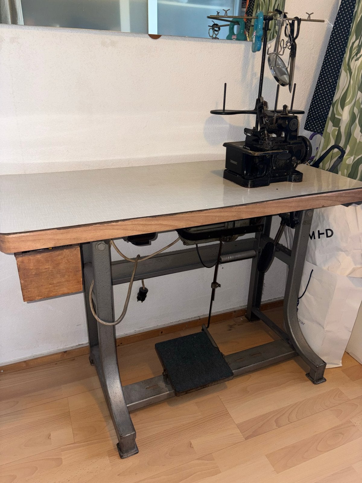 Industriële Lockmachine met Tafel en Motor, Ophalen, Gebruikt, Singer, Lockmachine