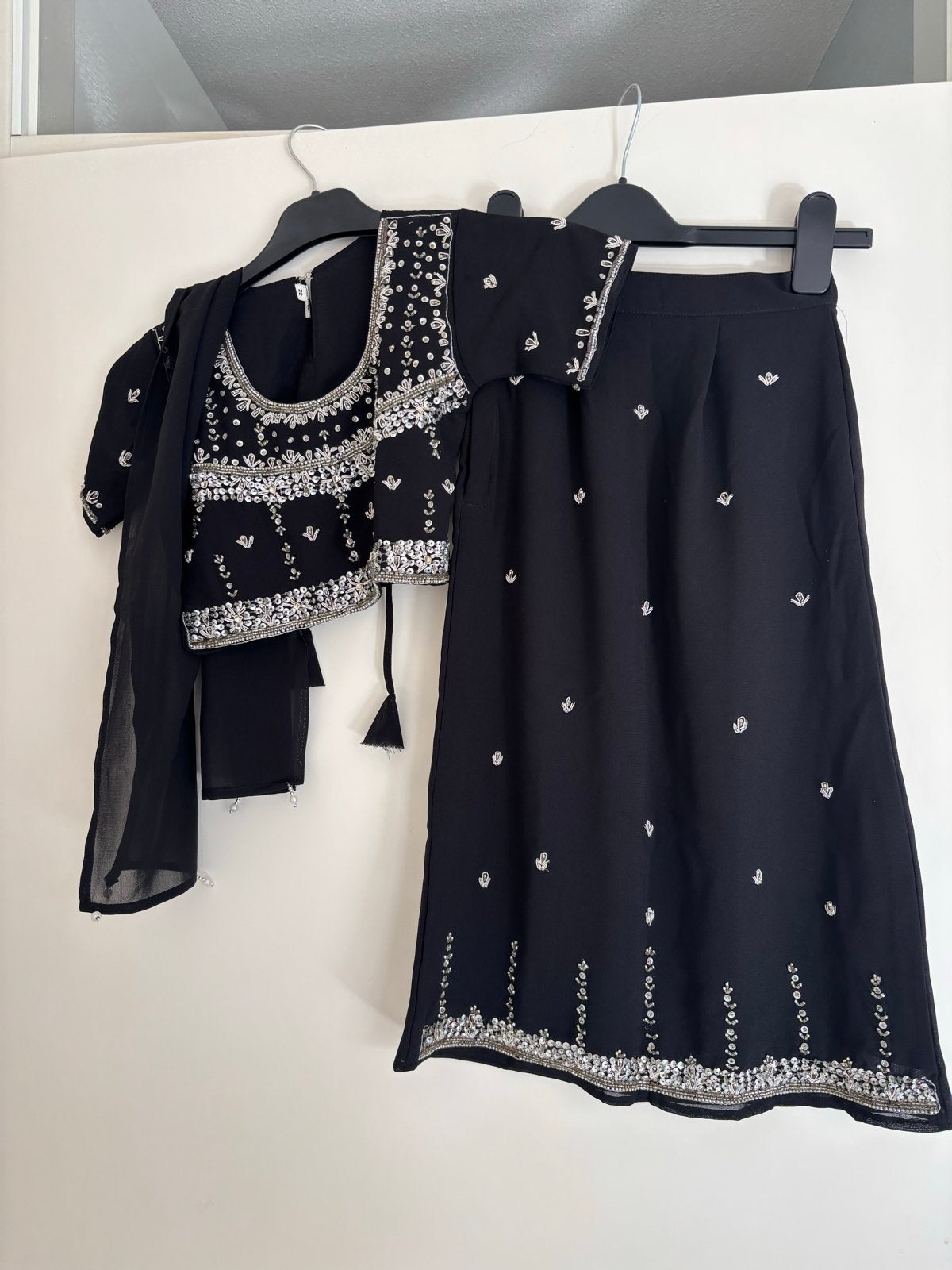 Maat 22: Zwarte Indiase Lehenga Choli met borduurwerk, Ophalen of Verzenden, Zo goed als nieuw, Meisje
