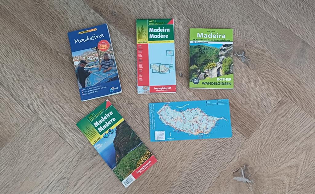 Madeira reisgids, wandelgids en wandelkaart., Gelezen, Europa, Ophalen of Verzenden, Reisgids of -boek