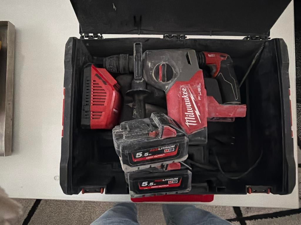 Milwaukee FUEL Boorhamer met 2x 5.5Ah accu's en lader, Ophalen of Verzenden, Zo goed als nieuw