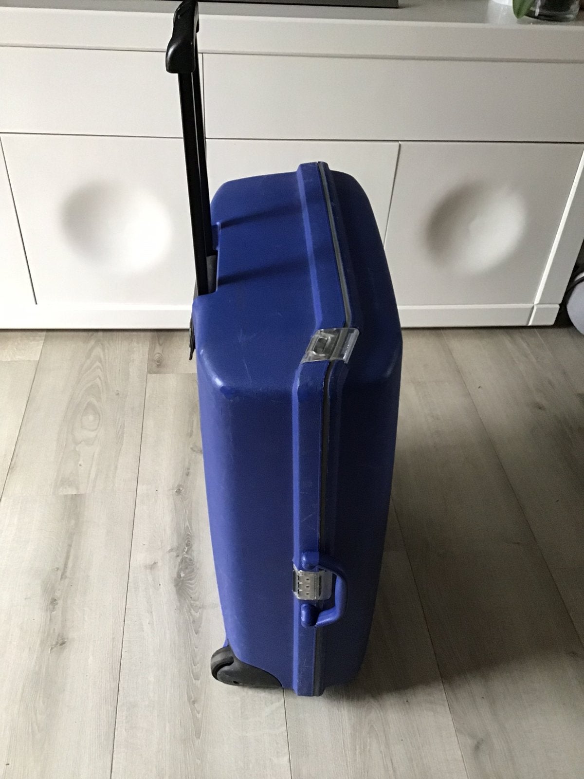 Grote felblauwe American Tourister koffer op 2 wiielen, Sieraden, Tassen en Uiterlijk, Koffers, Wieltjes, Gebruikt, Hard kunststof