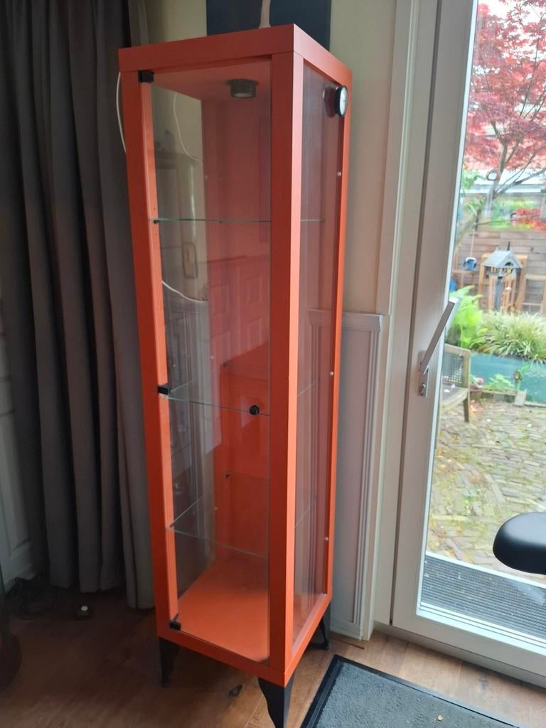 Oranje vitrinekast met glazen planken, Ophalen, 50 tot 100 cm, Modern, 150 tot 200 cm