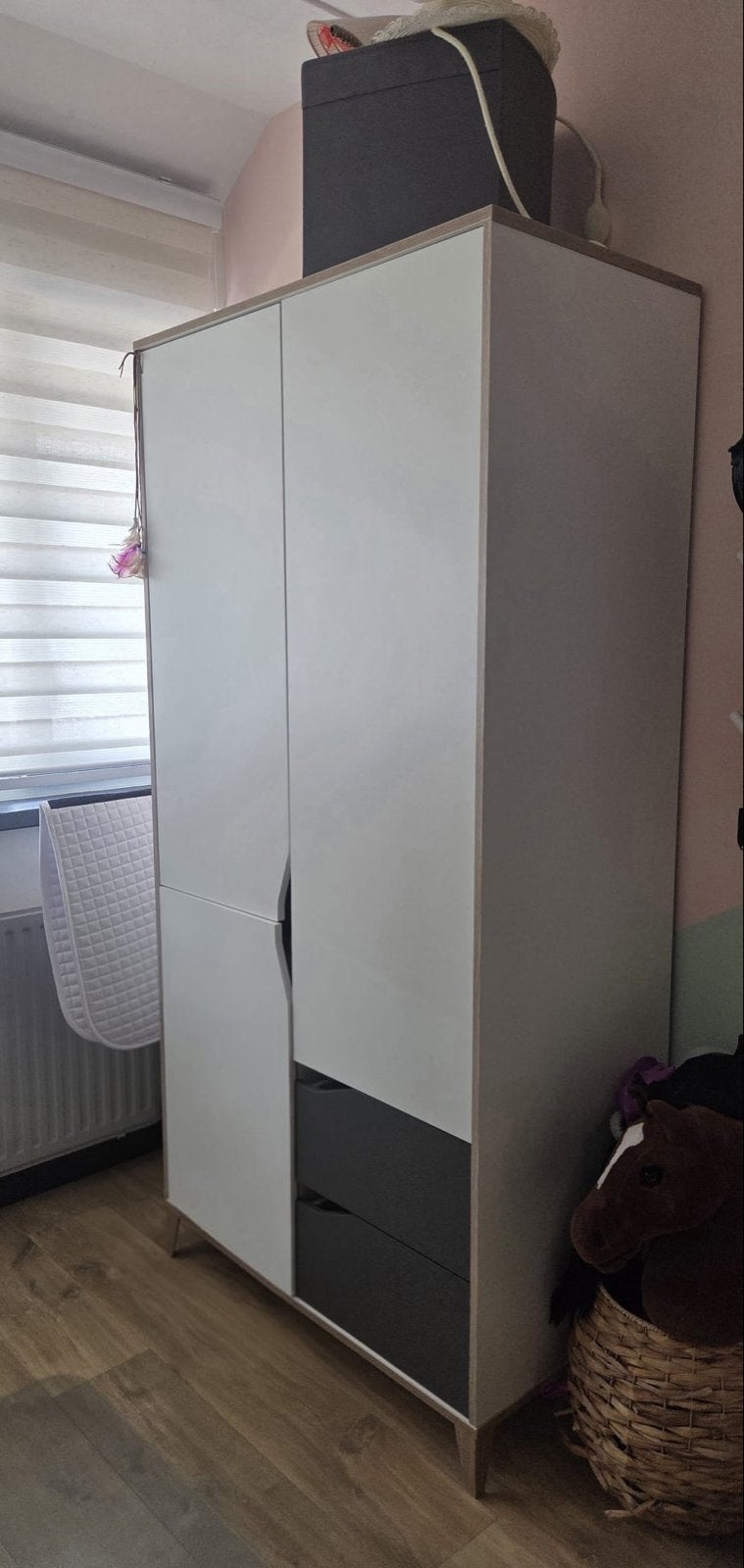 Moderne kledingkast samen met bureau, Kinderen en Baby's, Kinderkamer | Commodes en Kasten, Ophalen, 50 tot 70 cm, 105 cm of meer