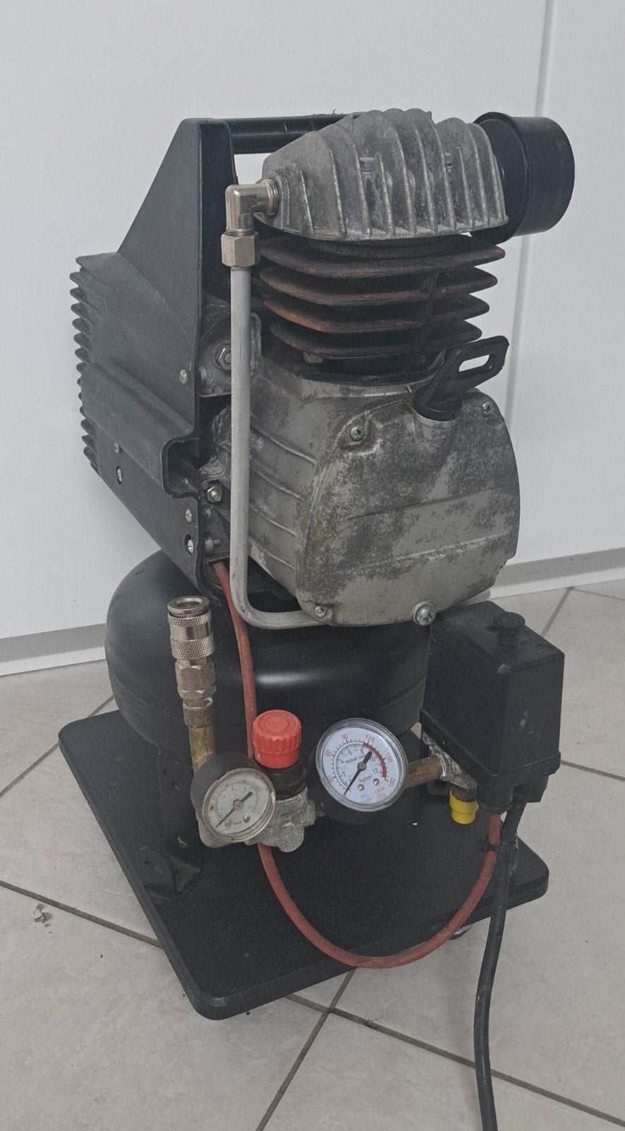 Gebruikte compressor met tank en wielen, Ophalen, Gebruikt, 6 tot 10 bar, Minder dan 200 liter/min