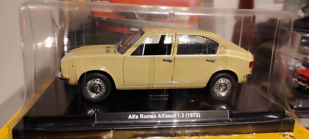 Alfa Romeo Alfasud 1.2 beige 1972 1:24 + hardcover magazine, Hobby en Vrije tijd, Modelauto's | 1:24, Ophalen of Verzenden, Nieuw