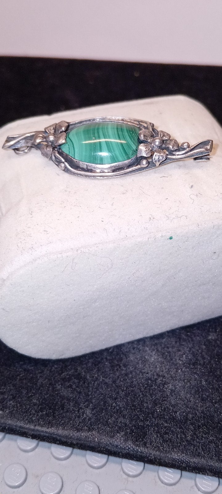 Prachtige vintage zilveren broche met malachiet., 4 tot 7 cm, Ophalen of Verzenden, Zo goed als nieuw, Zilver