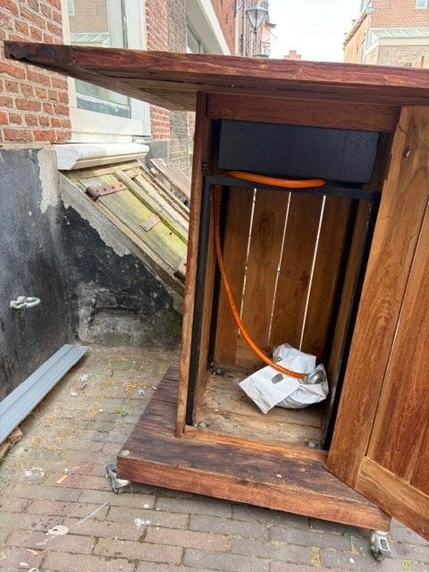 buiten bar met gas haard en 4 hard plastic bar krukjes, Huis en Inrichting, Barren, Ophalen, Gebruikt, Inclusief barstoelen