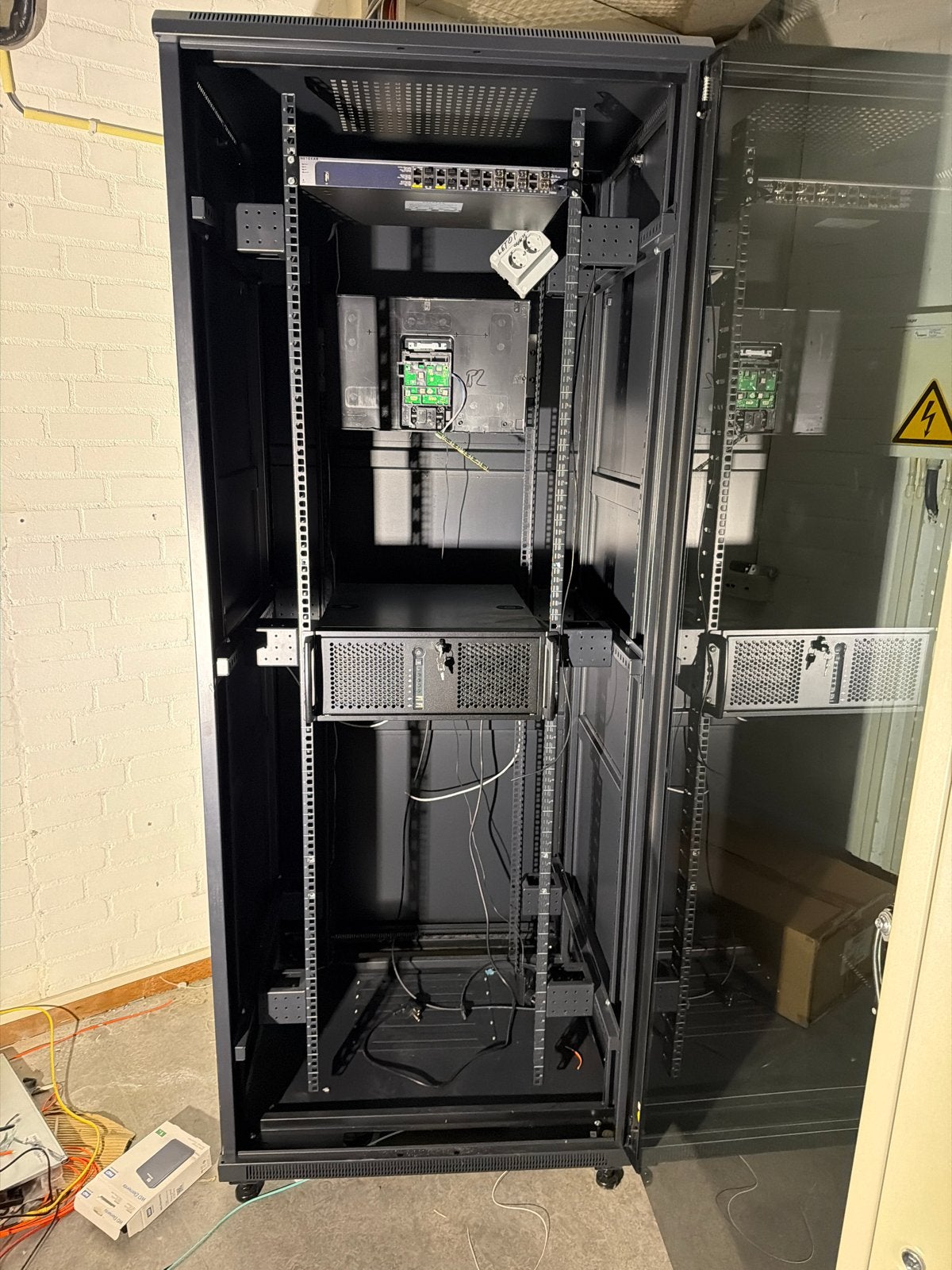 Serverkast 42U met glazen voordeur en stalen achterdeur, Ophalen of Verzenden, Gebruikt, Glas, Plaatstaal